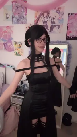 i feel like this cosplay makes my whole upper body look scrawny ivy gym arc when #yorforger 