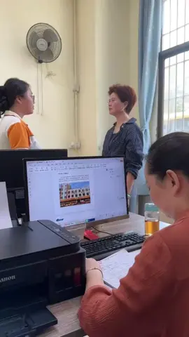 00後思維 VS 園長的終極較量！😎 園長：我還沒下班，你就敢走？！😤 00後：到點下班，天經地義！✌️ #職場新世代 #00後 #下班準時走 #園長別鬧
