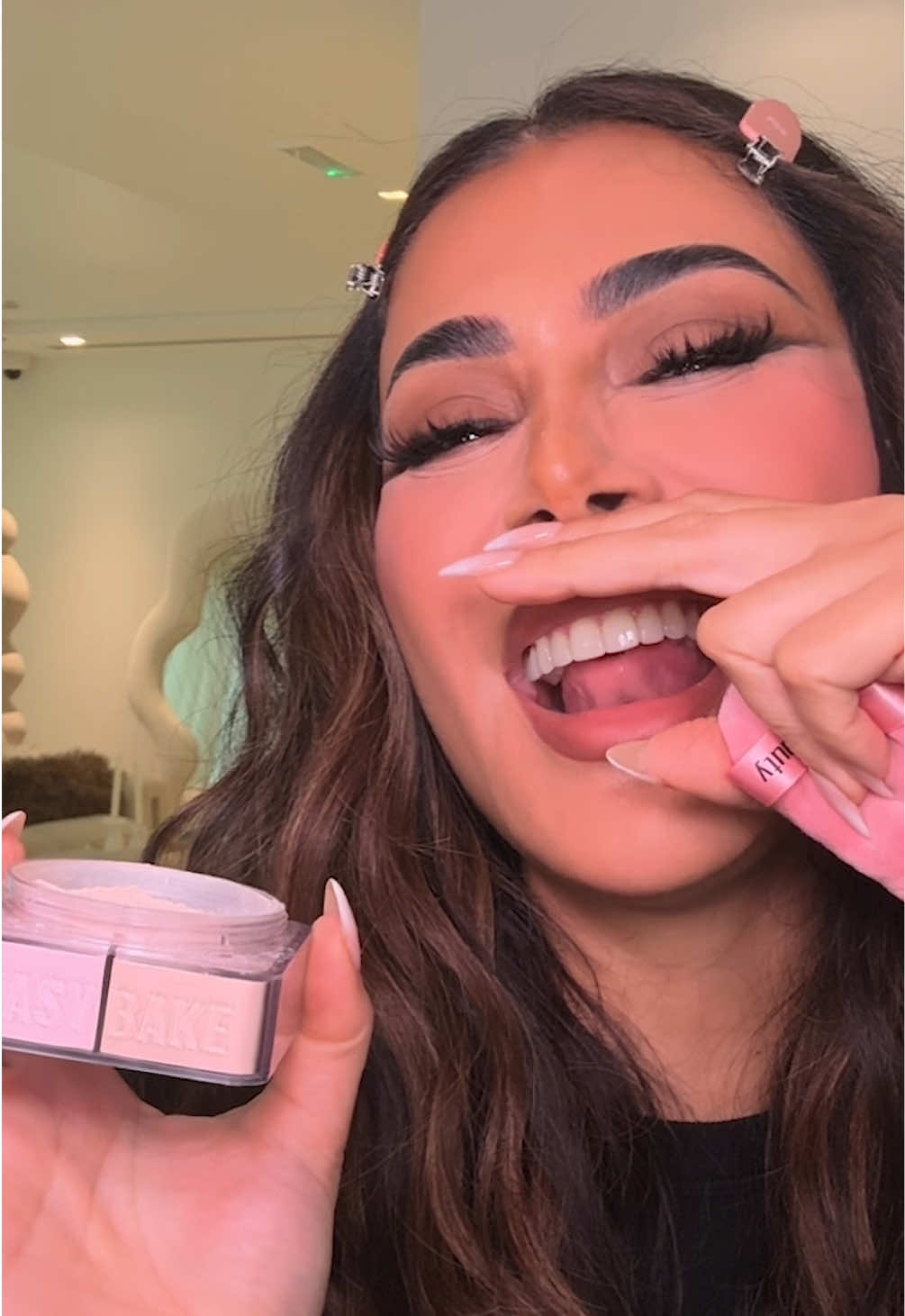You're never gonna go back once you try the NEW Easy Bake Duos 🤭 Which one's your favorite shade? #hudabeautyeasybake #duos #makeuptok @Huda 
