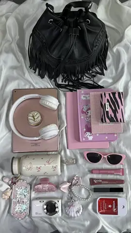 my beloved fringe bag #whatsinmybag #whatsinmypurse #bag #fyp #foryoupage