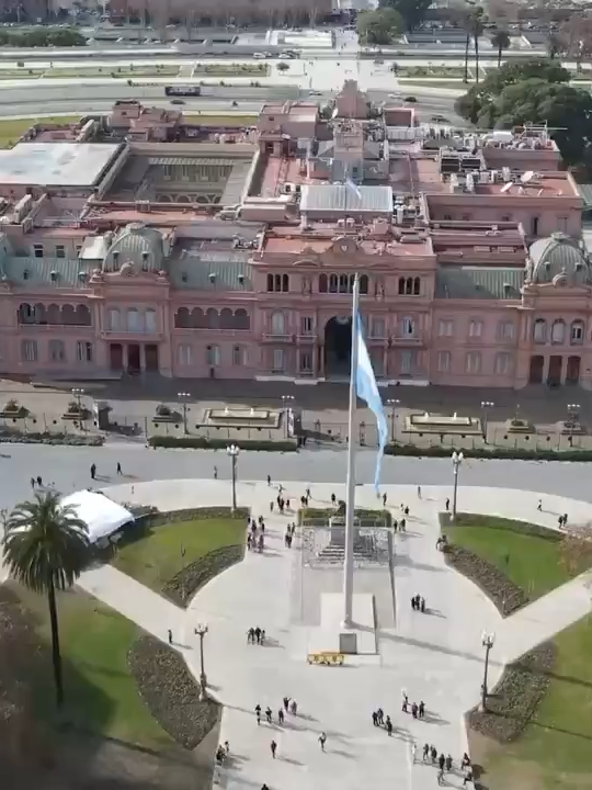 🚨 Desde la provincia más austral de la República Argentina llega un grito de coraje 🌎🔥🇦🇷 El spot de Fuerza Patria en Tierra del Fuego, Antártida e Islas del Atlántico Sur no deja lugar a dudas: frente a un gobierno nacional que “en nombre de la libertad siembra miedo y desconoce a su pueblo”, hay una provincia dispuesta a ponerle freno. 🗣️ Gustavo Melella fue tajante: “Les vamos a pedir que recapaciten y vamos a ponerles un freno”. 🏔️ Desde Ushuaia hasta Río Grande, recordando la historia de resistencia y coraje de los fueguinos, el mensaje es claro: defender nuestra tierra y nuestra gente es un deber de todos. 🇦🇷 Este 26 de octubre, con la fuerza del pueblo fueguino, podemos frenar la crueldad y defender la Argentina que soñamos. #FuerzaPatria #TierraDelFuegoAntártidaEIslasDelAtlánticoSur #FrenarAMilei #26deOctubre #Elecciones2025 #ArgentinaUnida #FinDelMundoEnLucha