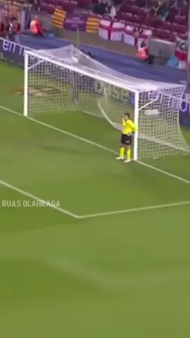 Kiper ini Pasrah dengan Tendangan Bebas Messi