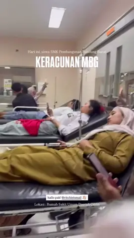 Puluhan siswa SMK Pembangunan Bandung Barat mengalami keracunan usai menyantap makanan dari program MBG (Menu Bergizi Gratis) pada Senin (22/9/2025). Insiden tersebut terjadi di Desa Sirnagalih, Kecamatan Cipongkor, Kabupaten Bandung Barat. Makanan program MBG tersebut berasal dari dapur Yayasan Rajib Putra Barokah yang berlokasi di Kampung Cipari, Desa Cijambu, Kecamatan Cipongkor. Distribusi makanan dilakukan sekitar pukul 09.00 WIB untuk siswa kelas X, XI, dan XII. Sekitar pukul 11.00 WIB, guru SMK Pembangunan Bandung Barat melaporkan bahwa sejumlah siswa mulai merasakan gejala keracunan setelah mengonsumsi makanan tersebut.  #kbb #cipongkor #bandungbarat #mbg #keracunan 