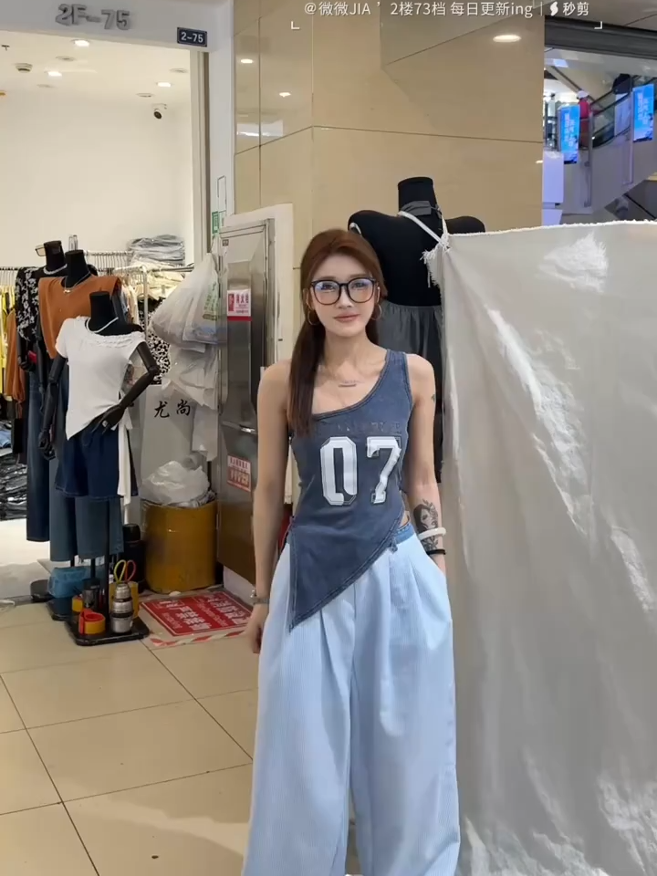 ที่รักของฉัน! เสื้อพิมพ์ลายไหล่เดียวตัวนี้สวยสะกดทุกสายตาจริงๆ! 💥 ดีไซน์ไหล่เดียวทรงไม่ธรรมดานี้ทั้งเท่และมีสไตล์ ลายพิมพ์ 