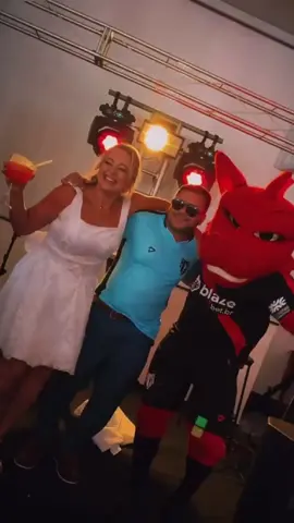 ✨💍🌹🔥🐉 UM ENCONTRO DE AMOR, FÉ E EMOÇÃO: AMANDA & ERICK 🐉🔥🌹💍✨ Estar presente nesse momento tão especial foi algo que marcou profundamente o meu coração 🥹❤️. Ver de perto a união de Amanda 🌹 e Erick 🌟 foi sentir a força do amor verdadeiro 💖✨, aquele amor que nasce da fé 🙏, da cumplicidade 💕 e da paixão que vai muito além do tempo. A alegria que transbordava naquela celebração 🎉✨ era contagiante. Os amigos queridos 👬👭, a família reunida 👨‍👩‍👧‍👦 e cada sorriso compartilhado mostravam que esse casamento não foi apenas uma festa, mas um presente de Deus ✝️💍. A felicidade estava nos olhos brilhantes dos dois 😍✨, e todos ao redor sentiram a mesma emoção de viver esse instante único. Foi impossível não me emocionar 🥹🌈… Porque onde existe amor verdadeiro 💕, existe também a certeza de que aquilo que Deus une, o homem não separa 🙏✝️. Amanda & Erick são prova viva de que quando a fé guia, o amor floresce 🌹💎. Estar com esse casal maravilhoso foi mais que uma honra 🌟✨, foi um privilégio. Um dia que ficará guardado para sempre na memória e no coração 💖🔥. Que Papai do Céu abençoe essa união 🙏✨, que a cada novo passo a alegria se renove 🎊, e que a chama do amor e da paixão siga ardendo forte como o fogo do Dragão 🐉🔥❤️. Texto Paulo Marcos Dragolini 🐉✨ #AmandaErick 💍❤️ #UniãoAbençoada ✝️🙏 #AmorVerdadeiro 💕 #CasamentoInesquecível 🌹✨ #AmigosQueridos 🎉  🔥  ❤️🖤  🐉  🌈  💖