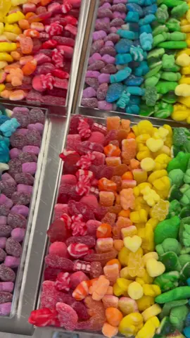 Nothing like an OG #rubybond rainbow candy board 🍭🍬🌈🦄🍒💖 #candy #candybox #candyboard #gummycandy #corporategifts #luxurygifts 