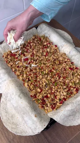 Fırın Tantuni İncecik Tortilla Ekmeğiyle Sarılmış Tavuklu İç Malzemesiyle Muhteşem Bir Öğün Sizi Bekliyor. Malzemeler ; 750 gram tavuk göğsü  Yarım çay bardağı zeytinyağ  2 adet kapya biber  4 adet köy biberi  1 adet soğan  1 tatlı kaşığı tuz Yarım çay kaşığı karabiber  1 çay kaşığı kırmızı toz biber  1 çay kaşığı kekik  1 çay kaşığı pul biber  8 adet tortilla (Lavaş) ekmeği  100 gram kaşar peynir  Önceden ısıtılmış fırında 180 derecede 20 dakikada pişti.(Fırından fırına fark olduğu için kontrollü bir şekilde pişirmenizi tavsiye ederim) #tarif #yemek #yemektarifleri #et #turkishfood 