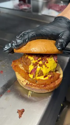 Polpetta di Pulled pork artigianale, rosti di patate, cheddar fuso, bacon croccante e salsa segreta 😍 Una bomba di piacere in un bun alle patate 🐷❤️ #mobydickburger #panino #panini #pulledpork #pulledporksandwich #patate #cheddar #bacon #eatfoodporn #madonnacomegodo #villaliterno #caserta 