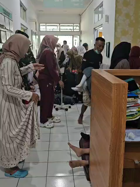 Puluhan Siswa di Bandung Barat Diduga Keracunan Usai Konsumsi Makan Bergizi Gratis BANDUNG, POJOKBACA.ID - Puluhan siswa SMK Pembangunan Bandung Barat Cipongkor, Desa Sinargalih, Kabupaten Bandung Barat (KBB), Jawa Barat, diduga mengalami keracunan setelah menyantap makanan dari program Makan Bergizi Gratis (MBG) cabang Cipari. Puluhan siswa pun dibawa ke puskesmas terdekat untuk mendapat penanganan lanjutan. ADVERTISEMENT Peristiwa tersebut menimbulkan kepanikan di kalangan orang tua dan masyarakat sekitar, lantaran jumlah korban cukup banyak dan sebagian harus mendapatkan perawatan intensif di rumah sakit. Menurut Elan,54, salah satu orang tua siswa, putrinya berinisial A menjadi salah satu korban yang harus dirawat di Instalasi Gawat Darurat (IGD) RSUD Cililin. 
