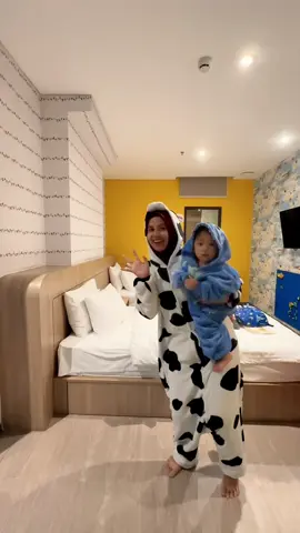 Keliling kamar tipe family room pake kostum gemes 😆 Kesini tuh bookingnya jauh jauh hari biar dapet harga murah, aku dapet diskon gede + cashback 150rb jadi cuma 500ribuan dong family room ini 😍😍 #goacademyhotelsep #jelajahakhirpekan #healingbarengkeluarga #yellowbeehotel #yellowbeecililitan 