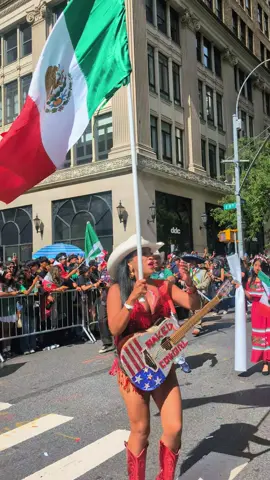 De todos los años que participado en la parada nunca habia visto tantos de mis paisanos unidosssss🇲🇽♥️ #arribamexicocabrones