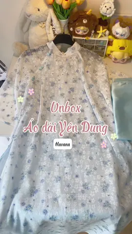 Áo dài Yên Dung hoa ẩn với thiết kế 4 tà bay bổng mềm nại đúng vibe nhẹ nhàng dễ thương  luôn nhé. Phối màu dịu mắt cùng tà áo dài dù là diện dịp nào cũng xinh nha @Havana #trending #canmottachtra #aodai #aodaicachtan #havanadanang 