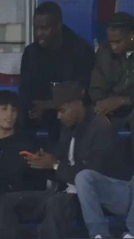 Lamine Yamal, la joven promesa del FC Barcelona, fue visto en el estadio disfrutando del partido entre el Barça y el Getafe con su nuevo iPhone 17 Pro Max 📱🔥. A sus pocos años, ya está marcando tendencia tanto dentro como fuera del campo. Su presencia no pasó desapercibida entre los fans, que lo reconocieron al instante. Este talento sigue demostrando que es el futuro del fútbol español. ¿Estás listo para lo que viene? #LamineYamal   #FCBarcelona   #FútbolEspañol   #LaLigaEA   #TendenciasEspaña