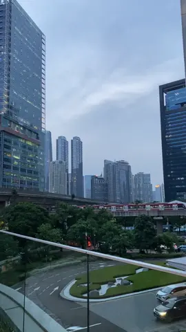mau kalian sebut ini sudut kota atau tengah kota intinya ini indah banget, yg sering sumpek liat macet wajib banget hirup udara segar disini sambil liatin kereta lewat, cape kalian diperjalanan kebayar kok, tpi perjalanannya juga seru karena naik lrt dan mrt!!! yakin gamauu cobaaa? #fypageシ #trend #lrtjabodebek #trinitytower #jakarta 