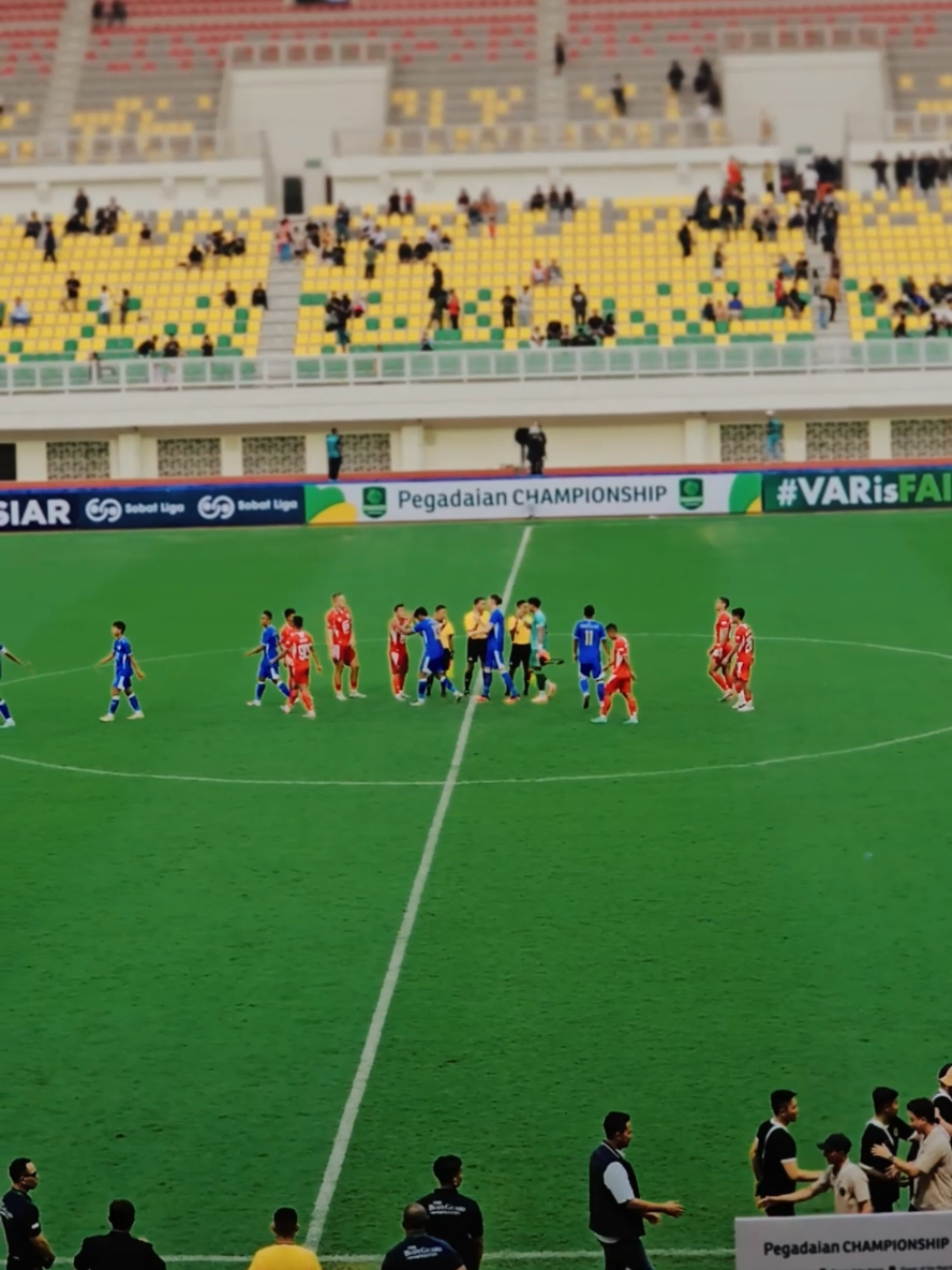 Selamat kepada Adhyaksa FC Banten yang sukses meraih tiga poin pada laga kandang perdananya. Pak Gub juga berharap tim-tim asal Provinsi Banten yang berlaga di Liga 1, Liga 2, dan Liga 3 dapat terus berkembang dan meraih hasil yang maksimal. #liga2 #gubernurbanten #andrasoni #bis 
