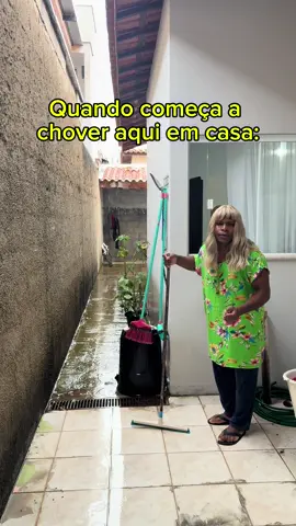 Quando começa a chover aqui em casa : Sempre a mesma cena kkk… 😅😃  Aí na sua casa também é assim quando chove? 🌧😂 . . . . #QuandoChove #ChuvaEmCasa #VidaEmFamília #HumorDoDia #RotinaDeCasa          