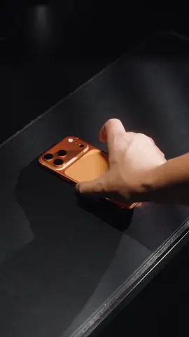 Unboxing iPhone 17 Pro Max !  Le voilà, l’iPhone 17 Pro Max est sorti avec ce tout nouveau coloris Orange Cosmique ! Couleur que personnellement j’aime beaucoup et qui a le mérite de changer la gamme. Pour le moment je suis super satisfait de cet iPhone ! Avec iOS 26 ça donne un réel vent de fraîcheur et de neuf. Je vais tester en profondeur cet iPhone et vous livrerai mon test complet sur YouTube ! #apple #iphone17promax #asmrunboxing #asmrvideo #unboxingtherapy       