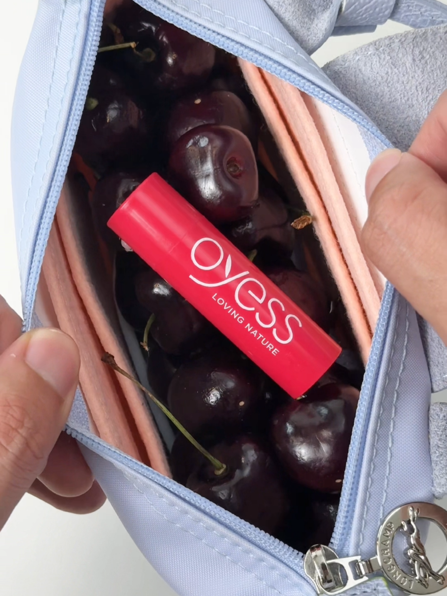 Cherry in my bag 🍒💖 พก Oyess สูตร Cherry ทุกวัน  ริมฝีปากชุ่มชื่น ซึมไว ไม่เหนียวเหนอะ  ฉ่ำโกลว์ ฟีลคิ้วท์ สดใส เติมลุคทุกมุมให้ปัง ✨ #oyess #oyessthailand #makemydaybeauty #makemydaygroup