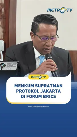 Menteri Hukum Republik Indonesia, Supratman Andi Agtas, menegaskan komitmen Indonesia untuk memperkuat kerja sama internasional di bidang kekayaan intelektual (KI) saat menghadiri 17th Heads of BRICS Intellectual Property Offices Meeting yang digelar di Rio de Janeiro, Brasil pada 21–23 September 2025. Ini merupakan kali pertama Indonesia hadir dalam pertemuan penting di bidang KI sejak resmi menjadi anggota penuh BRICS pada Januari 2025. Dalam sambutannya, Menteri Hukum menekankan bahwa Indonesia tidak hanya hadir sebagai peserta, tetapi juga sebagai inisiator kerja sama strategis. Salah satu langkah penting adalah memperkenalkan Protokol Jakarta, sebuah kerangka kerja kolaboratif yang digagas Indonesia untuk menjawab tantangan KI, khususnya hak cipta di era digital. “Protokol Jakarta merupakan inisiatif multi-sektor yang fokus pada pelindungan dan pemanfaatan karya digital, khususnya di bidang musik, audiovisual, dan karya jurnalistik dalam ekosistem platform daring”, jelas Menteri Supratman.  Inisiasi ini lahir dari kebutuhan mendesak negara berkembang untuk mendapatkan keadilan dalam ekosistem musik digital global.  Selama ini para pencipta dari negara berkembang sering tidak mendapatkan distribusi royalti yang seimbang, meskipun karya mereka digunakan secara luas.  “Protokol Jakarta adalah kontribusi nyata Indonesia untuk memastikan KI menjadi katalis bagi pembangunan ekonomi global yang lebih adil, transparan, inklusif, dan berkelanjutan,” ujar Menteri Supratman. Dalam pertemuan BRICS ini, Menteri Supratman juga menekankan bahwa KI merupakan pilar utama pembangunan nasional dan dapat memperkuat kemitraan global, selaras dengan Asta Cita pemerintahan Prabowo Subianto. #MetroTV #tiktokberita #tiktokmetrotv #beritaviral #metrotvnews #viral #beritatiktok #fyp #terkini #2025 #prabowo #protokoljakarta #menkum #supratmanandiagtas #BRICS #brasil