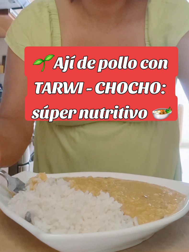 ¿Has probado el ají de pollo con tarwi (chocho)? 🌱✨ Esta receta peruana es una versión diferente y nutritiva del clásico ají de pollo, usando un superalimento andino lleno de beneficios. 🥗 Beneficios del tarwi o chocho: ✅ Alto en proteínas y fibra, ideal para la digestión. ✅ Regula la glucosa en la sangre, perfecto para diabéticos. ✅ Aporta calcio para fortalecer huesos y dientes. ✅ Rico en hierro, magnesio y zinc para más energía. ✅ Contiene triptófano, que ayuda a combatir el estrés. ✅ Fuente de antioxidantes, antiinflamatorios y Omega-3. 🍲 Ingredientes del ají de pollo con tarwi: Poro (para el aderezo). Ají amarillo licuado. Pollo deshilachado. Tarwi (chocho) licuado con leche. Caldo de pollo. Galletas (o papa/oca sancochada) para espesar. Sal y especias al gusto. El resultado es un plato cremoso, delicioso y súper nutritivo, que sorprenderá a tu familia.  👉 Cuéntame en los comentarios: ¿Te animarías a preparar ají de pollo con tarwi en casa? #ajidepollo #tarwi #choch #recetassaludables #nutricion 