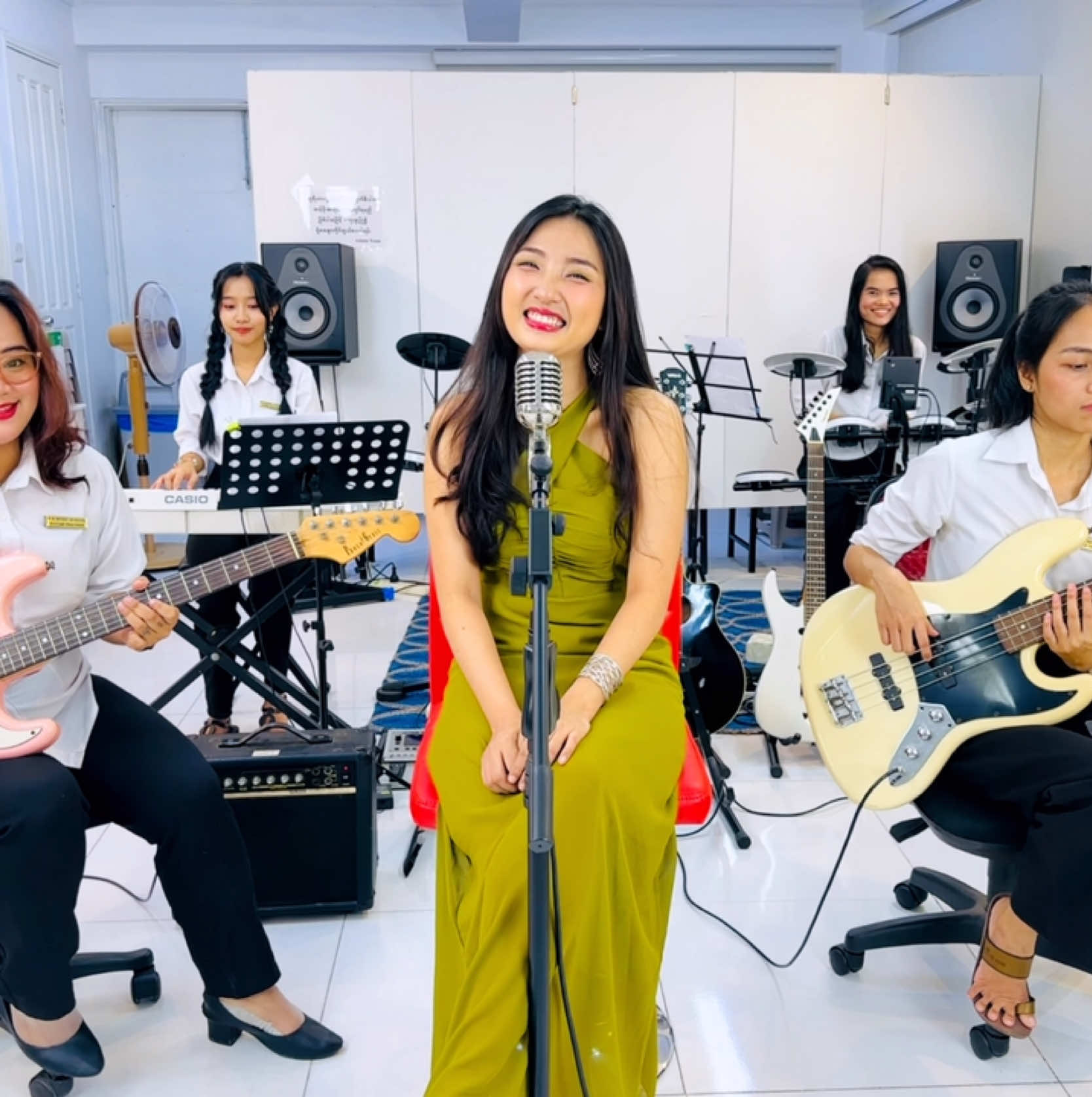 ❤️❤️❤️🥰ဒီညတော့ မင်မင်တို့ Vocal Class နှင့် Guitar Class မှ သင်တန်းသူ ရခိုင်သူလေး သျှားသဇင် ကြိုးစားထားတဲ့ 