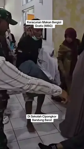 Lagi dan lagi Program Makan Bergizi Gratis menyebabkan Siswa/Siswi di Sekolah Cipongkor Kabupaten Bandung Barat Keracunan. Jadi , Siapa yang salah? dan langkah apa yang selanjutnya akan di lakukan oleh pemerintah atas program ini? #keracunan #MBG #makangratis #fyppppppppppppppppppppppp #fyp #viral #bandungbarat #sekolah 