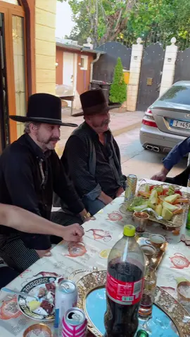 Va salutam pe toți in egală                        masură @Hotolmos_Gobi 