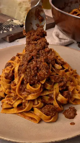 Anzeige | Das Geheimnis eines echten Ragù alla Bolognese? Zeit, Geduld – und die besten Tomaten. 🍅 Seit über 120 Jahren widmet sich die Familie MUTTI nur einem: der perfekten Tomate. In meinem Ragù geben ihr Tomatenmark und geschälte Tomaten von @Mutti Pomodoro DE Tiefe, Süße und Frische - pur, unverfälscht und 100% italienisch. Dazu frische Tagliatelle von Hand gemacht, und fertig ist ein Stück kulinarische Tradition. Zutaten (für 4 Personen) Für das Ragù * 2 EL MUTTI-Tomatenmark * 1 Dose MUTTI geschälte Tomaten * 2 EL Olivenöl * 1 Zwiebel * 1 Karotte * 1 Stange Sellerie * 100 g Pancetta (optional) * 400 g Rinderhackfleisch (oder gemischt Rind & Schwein) * 1 Glas Rotwein (ca. 150 ml) * 150 ml Rinderbrühe * 2 Lorbeerblätter * Salz & frisch gemahlener Pfeffer Für die Pasta * 300 g Mehl (Typ 00 oder Weizenmehl Typ 405) * 3 Eier #EinfachMutti #MuttiEssentials #ItalienischeTomaten #MuttiPomodoro #muttigetinspired 