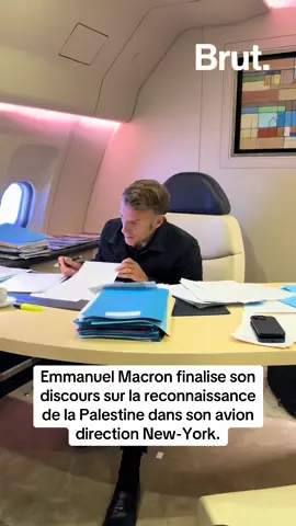 Emmanuel Macron finalise son discours sur la reconnaissance de la Palestine dans son avion direction New-York.