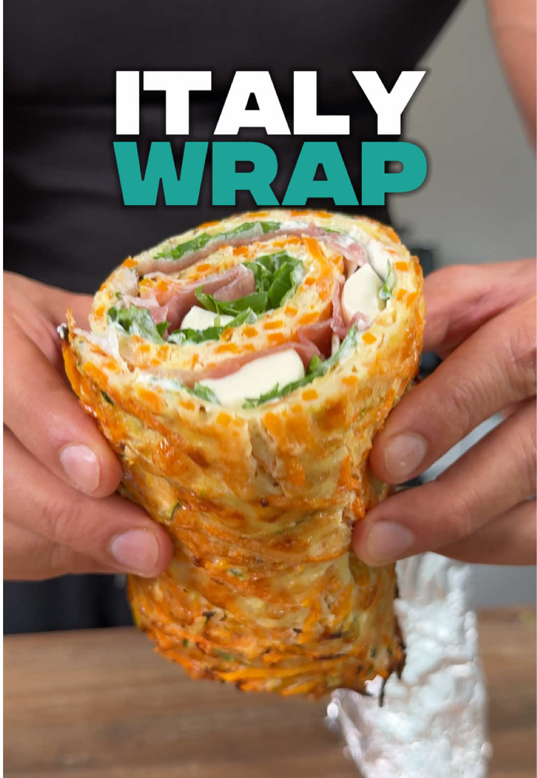 High Protein Italy Wrap🤤🔥  ✅ 2 Portionen ✅ Pro Portion: 724 kcal, Fett 37,8g, KH 22g, P 81,5g  🇩🇪 Kommentiere „ITALYWRAP“ und ich schicke dir das Rezept zum speichern oder ausdrucken kostenlos zu.  🇺🇸Comment on “ITALYWRAP” and I’ll send you the recipe in english for free to save or print  📝 Wrap 📝 🔹250g Zucchini (gerieben) 🔹250g Karotten (gerieben) 🔹180g Light Käse (Eat Lean) 🔹3 Eier 🔹30g Parmesan 📝 Belag 📝 🔹125g Mini Mozzarella light 🔹90g Parma Schinken 🔹100g Ricotta 🔹Ruccola 🔹Cherry Tomaten 👨‍🍳 Zubereitung: 👨‍🍳 Für den Wrap alle Zutaten bis auf den Parmesan in eine Schüssel geben und vermengen. Bei Bedarf würzen. Masse auf einem Backblech mit Backpapier gleichmässig verteilen, Parmesan darüber streuen und bei 200°C für 30min backen. In der Zwischenzeit die Cherry Tomaten und Mini Mozzarella halbieren. Nachdem der Wrap fertig gebacken ist, kurz abkühlen lassen, dann mit Ricotta bestreichen und mit den restlichen Zutaten belegen, einrollen, halbieren und gniessen. 🔍 Du willst endlich deine Ziele erreichen, aber weißt nicht, wo du anfangen sollst? Ich helfe dir dabei, deine Wohlfühlfigur zu erreichen – langfristig, ohne Verzicht und mit einem Plan, der in deinen Alltag passt. 💪 Gemeinsam starten wir den Weg zu einem fitteren, gesünderen Leben!  ➡️ Sichere dir jetzt dein kostenloses Erstgespräch – Link in der Bio! 📲  #highproteinwrap #italy #italywrap  #lowcarbrezept #lowcarb 