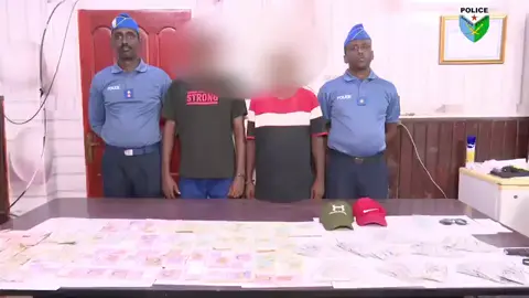 🚨Arrestation des 2 Braqueurs d’une Banque de la Place 🔴Quelques heures après le braquage à main armée d’une Banque de la Place, la Police Nationale a réussi un coup de maitre, en procédant à l’interpellation des malfaiteurs, la saisie de l’arme et la restitution de l’intégrité de la somme d’argent volé estimée à 14 millions .  🔴Cette arrestation qui s’est déroulée en un temps record démontre la ténacité et l’expertise des éléments de la Police Nationale qui n’ont ménagé aucun effort pour mettre la main sur les suspects.  Pour plus de précisions sur cette affaire, écoutons les propos du Directeur de la Sécurité Publique de la Police Nationale, le Colonel Omar Hassan #Djibouti 