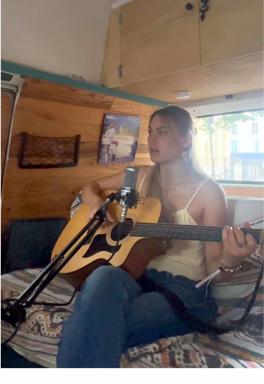 Open Mic in Batignolles, Paris 🎙️ @Zelie-Jean came to ask us to play “Sarà perché ti amo” by Ricchi e Poveri. It was so beautiful 🍯 Sarà perché ti amo, Ricchi e Poveri #artist #openmic #van #cover #saraperchetiamo 