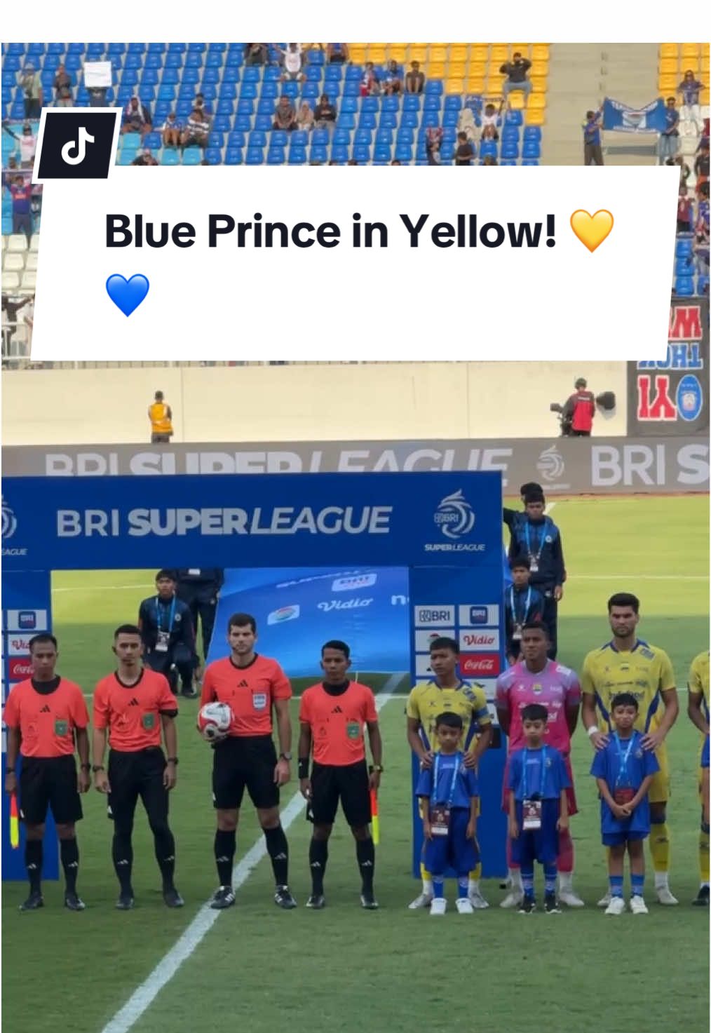 Something different today—Persib Bandung, the Blue Prince, came out wearing a yellow jersey for this match at Kanjuruhan. A rare sight that made the atmosphere even more exciting! #AremaFC #PersibBandung #SalamSatuJiwa #Aremania #Bobotoh    Monday, 22 September 2025 Kanjuruhan Stadium.