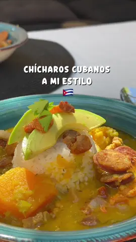 “Hoy me dio nostalgia y preparé estos chícharos cubanos… el olor en mi cocina me transportó directo a mi Cuba querida 🇨🇺❤️.” Ingredientes: 	•	500 g de chícharos secos (guisantes partidos) 	•	Panceta de cerdo (chicharrones deshilados en trozos) al gusto 	•	Chorizo en rodajas 	•	200 g de calabaza en cubos 	•	1 cebolla grande picada 	•	1 pimiento picado 	•	6-8 dientes de ajo picados 	•	2-3 cucharadas de aceite de oliva 	•	Comino, orégano, pimienta negra y sal al gusto 	•	2 hojas de laurel 	•	3-4 cucharadas de salsa de tomate (opcional) 	•	Un chorrito de vino seco o de cocina (opcional) 	•	Agua suficiente para cubrir los chícharos Para acompañar: 	•	Arroz blanco 	•	Aguacate #cocinando #comidacubana #chicharos #parati #fyp 