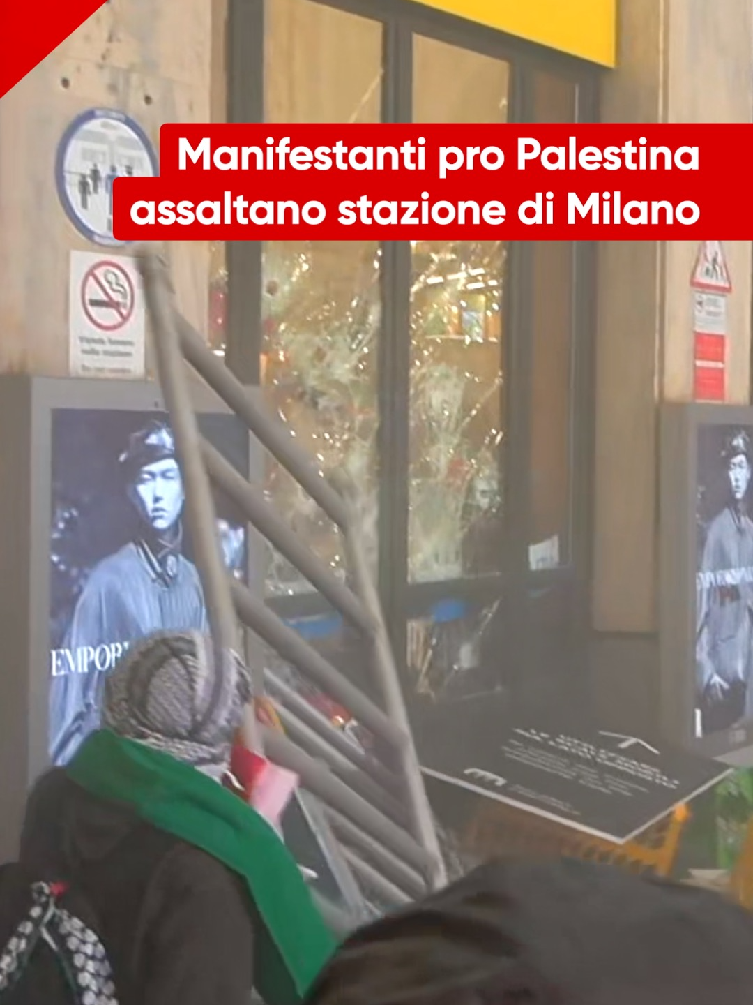 Giornata di intensi scontri a Milano, in occasione della giornata di sciopero generale per Gaza, dove i manifestanti hanno assaltato la stazione centrale, lanciando oggetti pesanti - come sedie, cassonetti e scale - contro le porte di ingresso in vetro che conducono ai binari. Schierata con scudi e manganelli la polizia con la quale si sono registrati numerosi scontri.