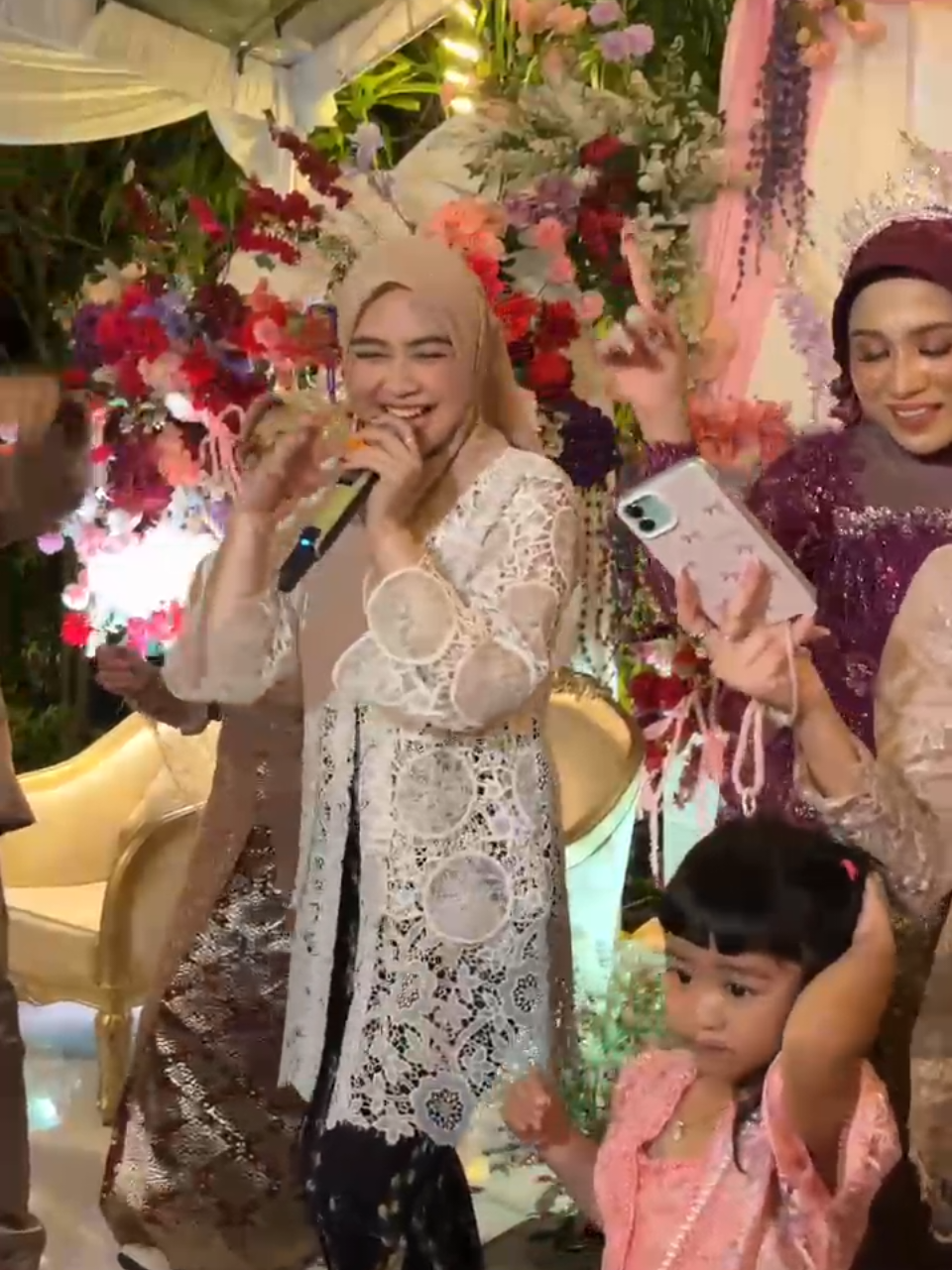 ka icis di wedding my fam ateu via & dimas.. masyaAllah cantik baik soleha #DIMatchedwithSOFIA #fyp #riaricis #moanariaricis #aramoana @riaricis 