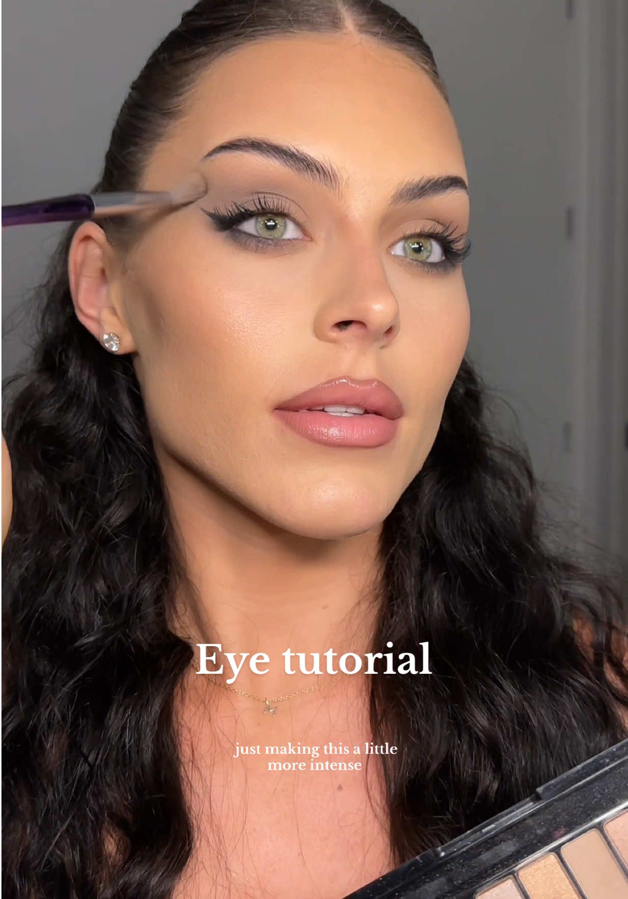 Can do this look with any palette with a blue shade! Bronzer, eyeliners, pressed powders can be any you own🤍 #eyetutorial #eyemakeup #beginnermakeup #easymakeup #smokyeye 