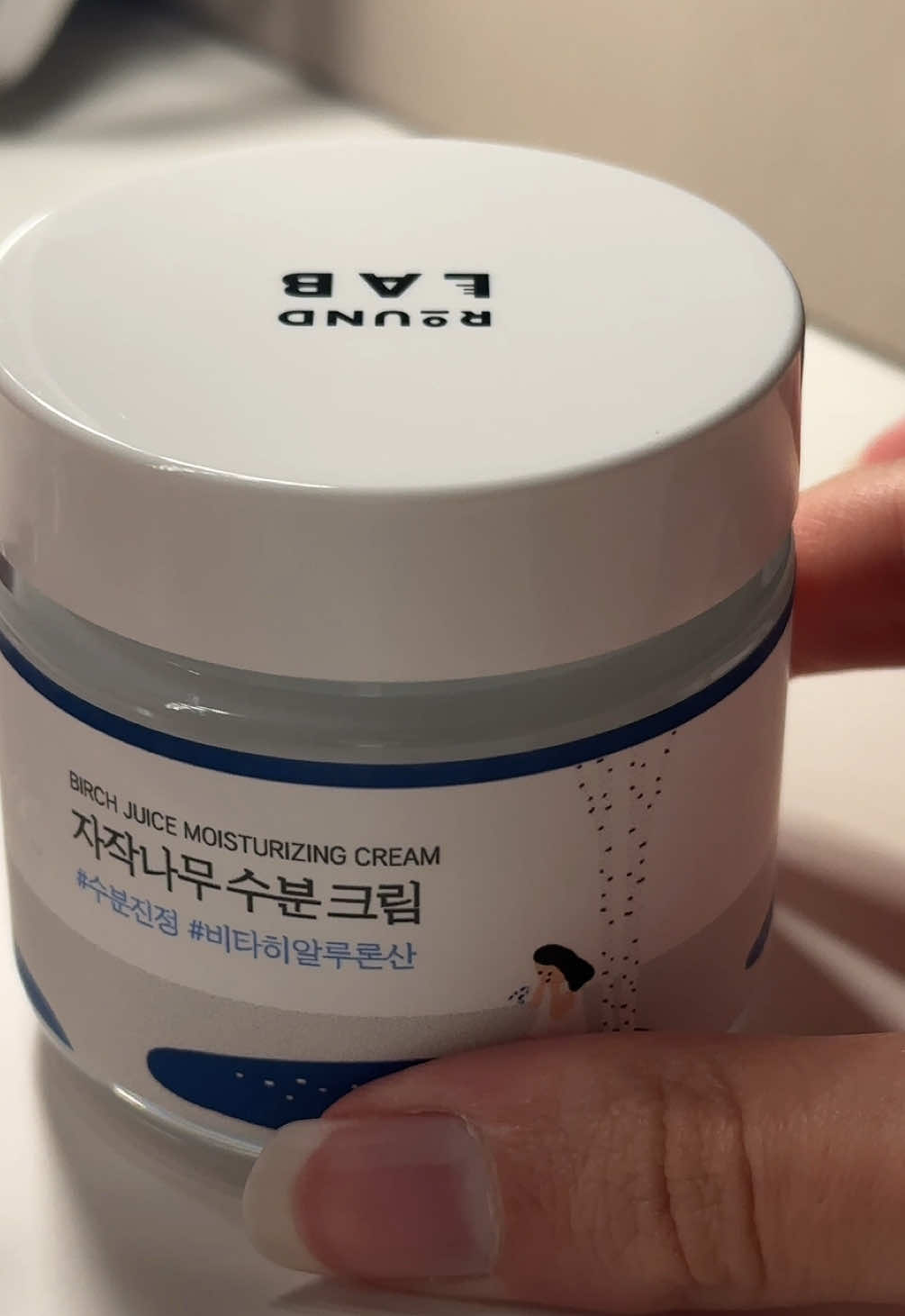 If ur skin feels dry but still breaks out… this cream is so good 🫶 birch sap helps balance, hyaluronic acid plumps, and it gives hydration that lasts without being heavy 💦🍃 @ROUND LAB 