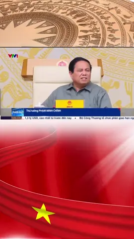Thủ tướng Chính phủ Phạm Minh Chính trong một phiên họp đã không giấu nổi sự bức xúc, khi nghe báo cáo có cán bộ phát biểu rằng “người dân không có nhu cầu mua nhà”. Ông lập tức phản bác gay gắt, chỉ thẳng vấn đề và nhấn mạnh: “Nói vậy là không sát thực tế, không hiểu dân, không gần dân. Người dân thì trăm điều lo toan, trong đó có chỗ ở là căn bản nhất, mà lại bảo không có nhu cầu ư? Nói như thế là ngồi trên Thiên Đình hết cả rồi!”. Lời nhắc nhở của Thủ tướng không chỉ thể hiện sự quyết liệt trong việc yêu cầu đội ngũ cán bộ phải nhìn thẳng vào thực tế đời sống của người dân, mà còn là lời cảnh tỉnh về bệnh quan liêu, xa rời cơ sở. Nhà ở là nhu cầu thiết yếu, là quyền lợi chính đáng của mỗi người dân, và chính sách phải đặt nền tảng trên đời sống thực, chứ không phải những báo cáo vô cảm, xa vời. 👉 Đây chính là thông điệp mạnh mẽ: Cán bộ phải hiểu dân, lo cho dân, nói và làm cho dân. Không thể mang tư duy trên mây mà áp đặt cho thực tế cuộc sống vốn đầy khó khăn, trăn trở. #PhamMinhChinh #ThuTuong #NhaOChoNguoiDan #KhongXaDan #NoiThatLamThat 