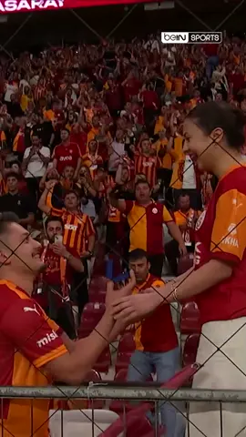 💍 Karşılaşma öncesi Galatasaray tribünlerinde evlilik teklifi!  #GSvKNY #beINSPORTS