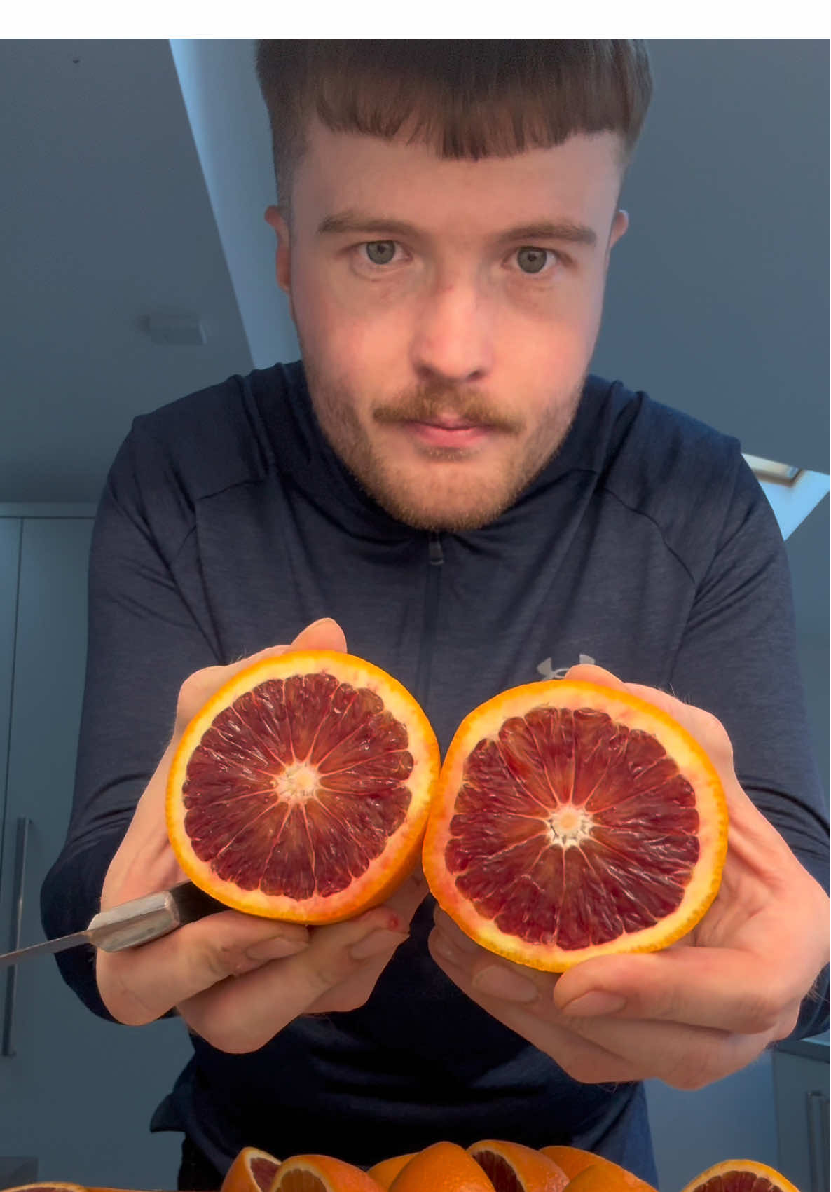 These blood oranges taste DELICIOUS 🤤 🍊 #orangejuice #freshjuice #manualjuicer #juicetok #amazonmusthaves 