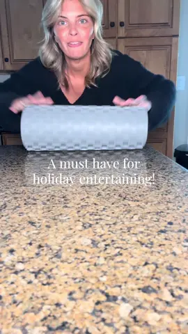 I will neverrr entertain without one of these food warming mats ever again! #foodwarmingmat #warmingmat #holidaydinner #hostingtips #foodwarmer 