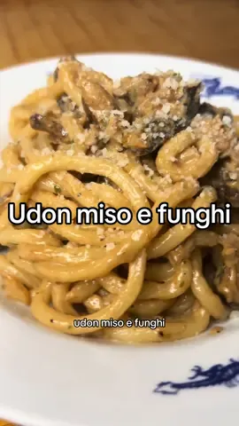 Udon, miso e funghi  INGREDIENTI 1 porzione udon precotti 5/6 funghi (meglio se shiitake freschi o secchi e rinvenuti in acqua) tagliati a fette 1 cubetto burro 1/4 cipolla tagliata sottile 1 spicchio aglio schiacciato 1 tazzina panna da cucina 1 cucchiaio miso prezzemolo tagliato fine pepe nero macinato fresco q.b. Parmiggiano Reggiano grattuggiato q.b. PREPARAZIONE Scaldare il burro in una padella e soffriggervi la cipolla e l'aglio. Unire i funghi e cuocere per qualche istante. Aggiungere un mestolo di acqua calda e continuare la cottura. Versare nella padella un altro po' d'acqua calda, la panna, il miso e il prezzemolo. Mescolare con cura e continuare la cottura finché i funghi non risultano cotti e il condimento non si è un po' ristretto. Cuocere gli udon seguendo le istruzioni della confezione. Scolare gli udon e versarli in padella con un poco di acqua di cottura. Mescolare il tutto facendo insaporire con una spolverata di pepe. Impiattare e condire con Parmigiano Reggiano grattuggiato. Supplied @Mood srl  #cookingwiththehamster #udon #miso #funghi 