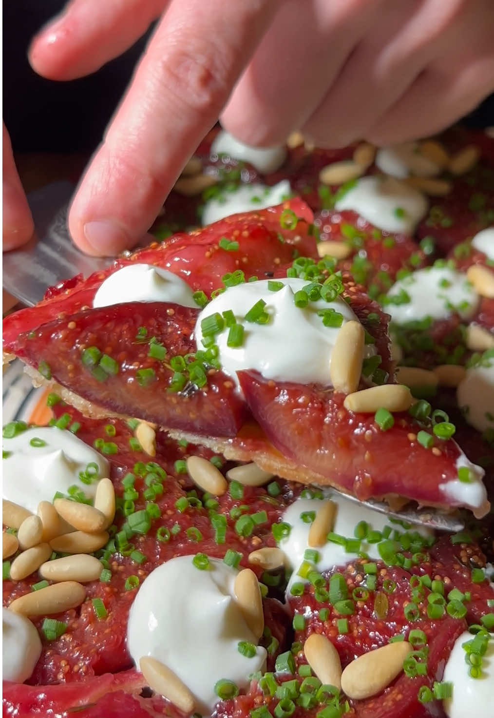 Feigen-Tarte-Tatin mit Ziegenfrischkäse-Crème und Pinienkernen 👏 Fig Tarte Tatin with Goat Cream Cheese and Pine Nuts 👏  #foru #fyp #switzerland #FoodLover #FoodTok 