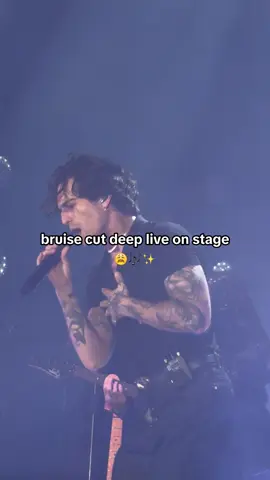 Dami live with Bruise on World Tour 🎤🔥✨ #damianodavid #indiemusic #WorldTour2025 #Bruise #LiveVibes