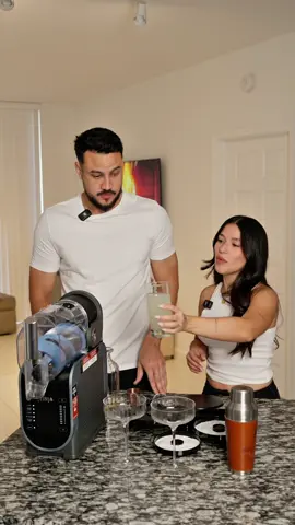 Estoy loca por hacer cepillado de parchita con esta máquina! La ninja slushi te permite hacer tus bebidas favoritas pero en modo frappe, con este calor quien no ama una bebida refrescante? Gracias @Ninja Kitchen #NinjaPartner por hacer nuestros date night divertidos🤍