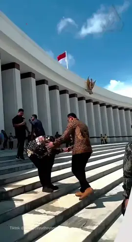 Menurut AHY, IKN Siap Jadi Pusat Pemerintahan di 2028, Pembangunan Kawasan Eksekutif Terus Dikebut Menteri Koordinator Bidang Infrastruktur dan Pembangunan Kewilayahan, Agus Harimurti Yudhoyono (AHY), menegaskan bahwa pembangunan Ibu Kota Negara (IKN) akan terus berlanjut.  AHY menyatakan bahwa IKN ditargetkan dapat berfungsi sebagai ibu kota politik pada tahun 2028.  Target ini sesuai dengan arahan dalam Perpres Nomor 79 Tahun 2025 yang telah disahkan oleh Presiden Prabowo. AHY menambahkan, fokus utama saat ini adalah menyelesaikan pembangunan kawasan eksekutif, legislatif, dan yudikatif.  Ketiga kawasan ini dianggap sangat penting sebagai fondasi utama IKN sebagai pusat pemerintahan yang baru. Pemerintah berkomitmen penuh untuk memastikan proses transisi ibu kota dapat berjalan lancar sesuai dengan kebijakan nasional yang telah ditetapkan.*** #AHY #IKN #pusatpemerintahan #pembangunankawasaneksekutif #fyp