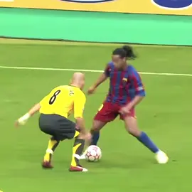 Ronaldinho samba🇧🇷#fyp #ronaldinho #ronaldinhogaucho #viralvideo #skills 