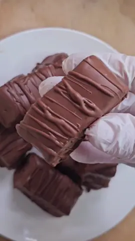 Dessert in munten ohne Ofen Nur drei Zutaten  Zutaten 200 g Kokosnuss 300g Datteln  200 g Schokolade 