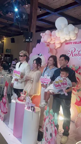 Vợ chồng ca sĩ đinh kiến phong đến dự tiệc đầy tháng của con gái Ruby #chubinngoctra #ruby #huanhoahong #dinhkienphong @Nguyễn Ngọc Trà 💓 @Hạo Thiên 